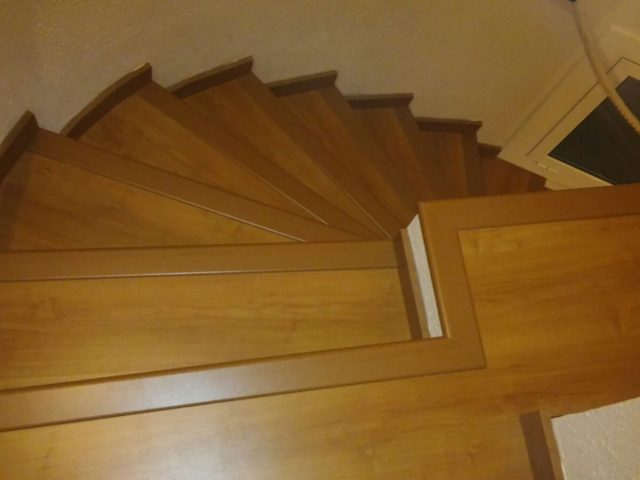 Cambio de escalones de cerámica por escalones de parquet