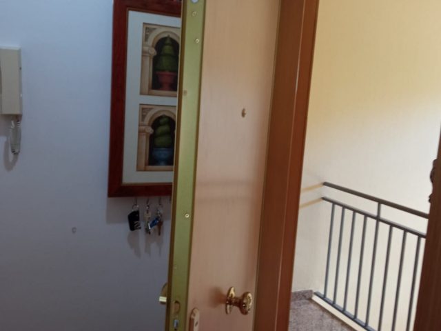 Suministro y colocación de puerta blindada